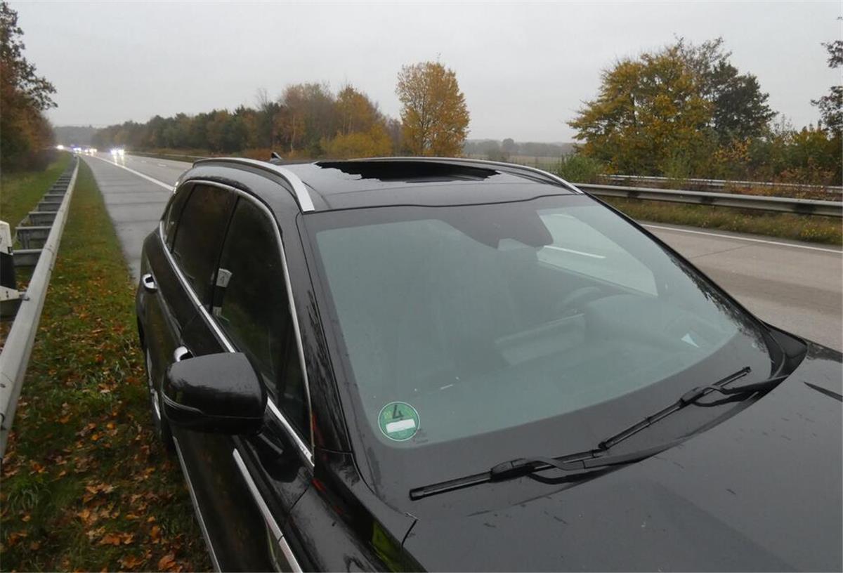 Schockmoment: Glasdach zersplittert unter einer Autobahnbrücke in Geestland glasdach