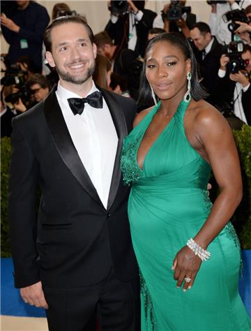 Das Glück scheint perfekt:  Serena Williams und ihr Verlobter Alexis Ohanian  sollen Eltern einer Tochter geworden sein.