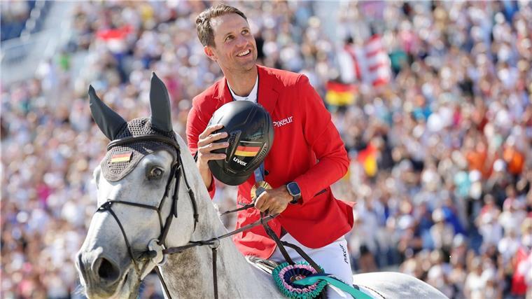 Springreit-Olympiasieger Kukuk als bester Sportler geehrt Das Gold-Duo von Paris: Christian Kukuk und sein Pferd Checker.