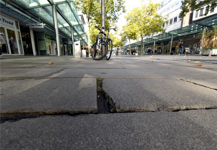 Fußgängerzone wird zur Stolperfalle Das Granitpflaster in der Fußgängerzone ist überall stark beschädigt. Für eine Sanierung steht kein Geld zur Verfügung. Foto Scheer