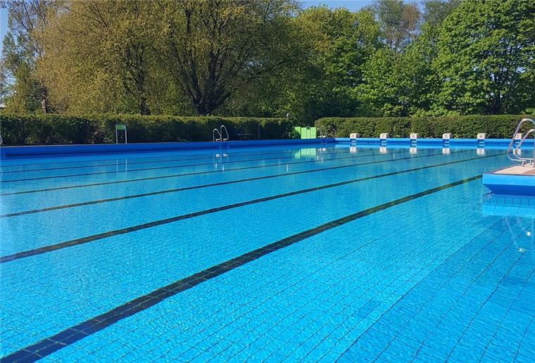 Schwimmbecken im Freibad
