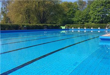 Schwimmbecken im Freibad