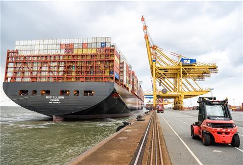 Das große Containerschiff «MSC Gülsün»im Container-Terminal Bremerhaven. Die «MSC Gülsün» kann nach Angaben der Schweizer Reederei Mediterranean Shipping Company (MSC) 23 756 Standardcontainer (TEU) tragen.