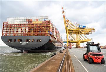 Das große Containerschiff «MSC Gülsün»im Container-Terminal Bremerhaven. Die «MSC Gülsün» kann nach Angaben der Schweizer Reederei Mediterranean Shipping Company (MSC) 23 756 Standardcontainer (TEU) tragen.