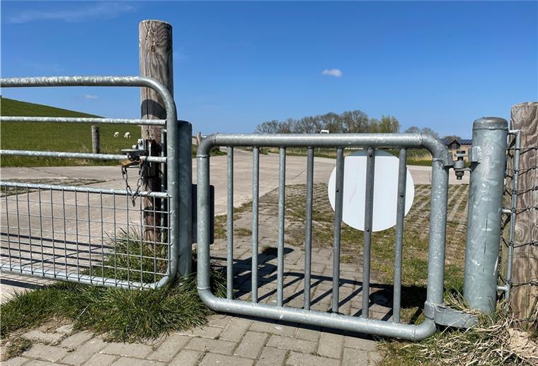 Endlich wieder freie Fahrt in Beckmannsfeld Das große Gatter in Beckmannsfeld bleibt verschlossen. Durch das kleine Tor daneben können Radfahrer die Stelle aber wieder passieren.