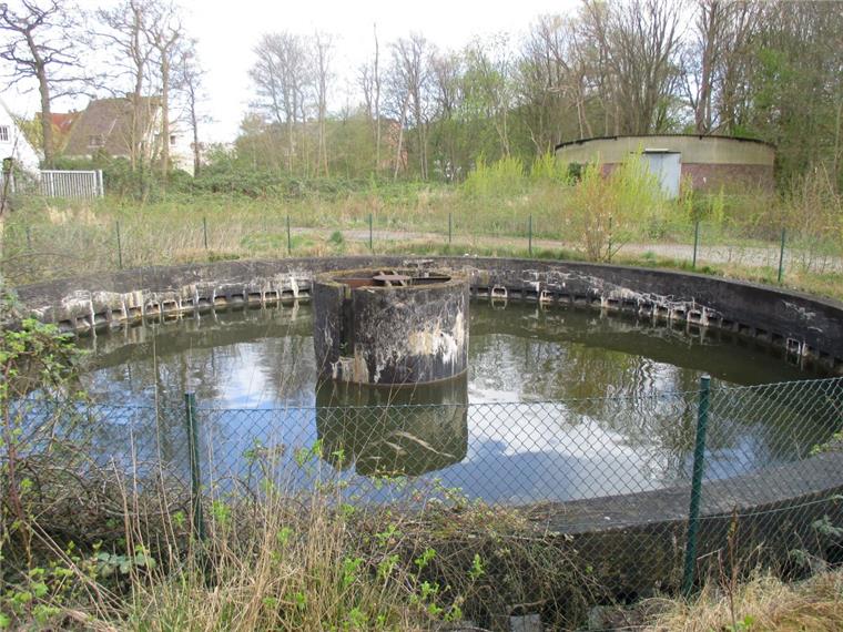 Pumpwerk-Ruine stört Anwohner Das große Sammelbecken des ausgedienten Pumpwerks ist nicht voll Abwasser, sondern voll Regen. Vorläufig wird die Anlage als Notfall-Reservoir stehen gelassen.