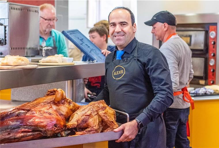 Vaiou sagt das Osteressen ab Das großes Osteressen für bedürftige Menschen - das Bild aus dem Vorjahr zeigt Alexis Vaiou in der Theo - fällt aus.