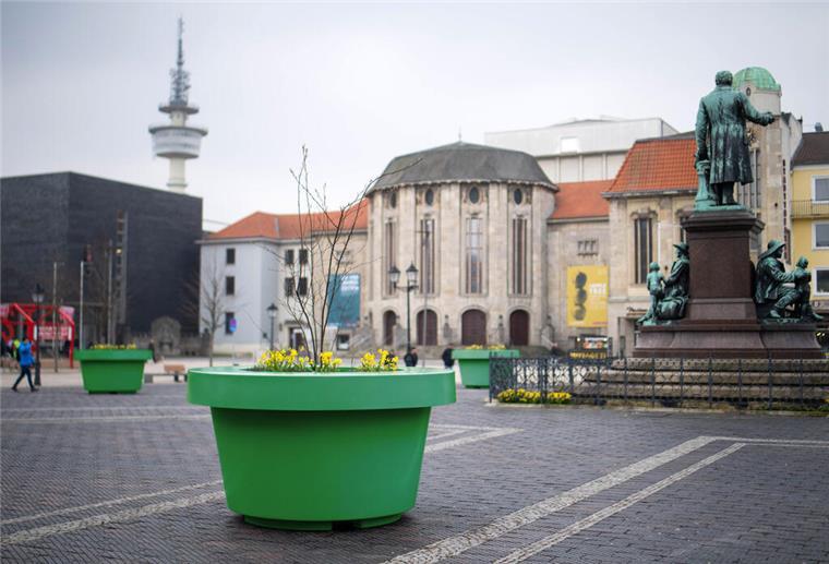 Bunt statt grau: So könnten die Monsterkübel Bremerhaven schöner machen Ein grüner Kübel ist auf einem öffentlichen Platz zu sehen.