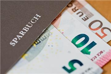 Das gute alte Sparbuch haben zwar nur noch wenige zu Hause. Doch am Weltspartag steht das Sparen wieder hoch im Kurs.