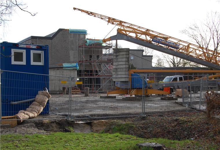 Gymnasium Brake bekommt neuen Anbau Das Gymnasium bekommt einen Anbau. Im Erdgeschoss beherbergt er künftig einen Physikraum, im Obergeschoss Unterrichtsräume.