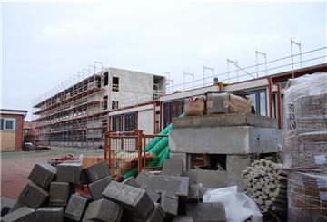 Das Gymnasium Langen wird für 22 Millionen Euro erweitert. Die Arbeiten auf dem Gelände am Lankenweg sind in vollem Gange. Im August nächsten Jahres soll der Anbau fertig sein.