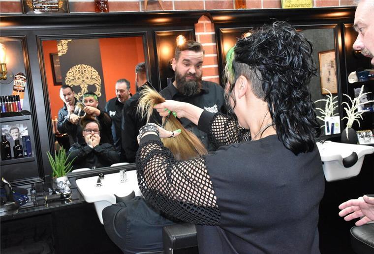 HaarQuartier stylt Musiker und Festivalfans Friseurin beim Haareschneiden
