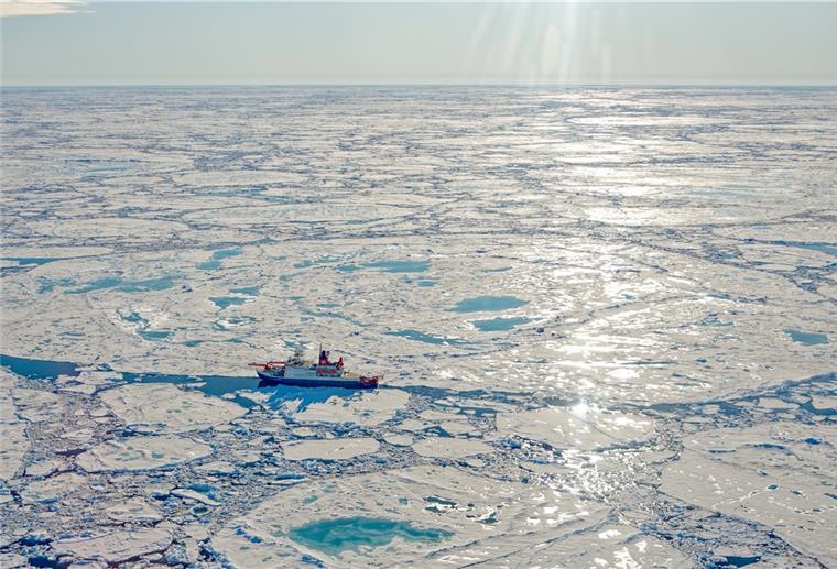 „Polarstern“ erreicht Nordpol schneller als gedacht Forschungseisbrecher Polarstern auf der MOSAiC-Expedition im arktischen Eis