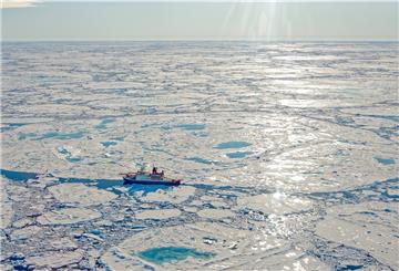 Forschungseisbrecher Polarstern auf der MOSAiC-Expedition im arktischen Eis