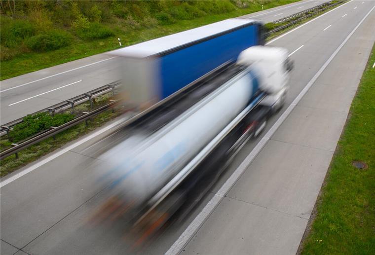Lastkraftwagen fahren auf der A14 Überholmanöver. Zu viel Papierkram und zu wenige Lastwagenfahrer - zwei zentrale Herausforderungen für die Logistikbranche hängen zusammen und zählen zu den großen Themen auf der internationalen Transport-Logistik-Messe, die Bundesverkehrsminister Wissing am Dienstag in München eröffnet. (zu dpa "Verkehrsminister Wissing eröffnet Logistikmesse") +++ dpa-Bildfunk +++