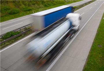Lastkraftwagen fahren auf der A14 Überholmanöver. Zu viel Papierkram und zu wenige Lastwagenfahrer - zwei zentrale Herausforderungen für die Logistikbranche hängen zusammen und zählen zu den großen Themen auf der internationalen Transport-Logistik-Messe, die Bundesverkehrsminister Wissing am Dienstag in München eröffnet. (zu dpa "Verkehrsminister Wissing eröffnet Logistikmesse") +++ dpa-Bildfunk +++