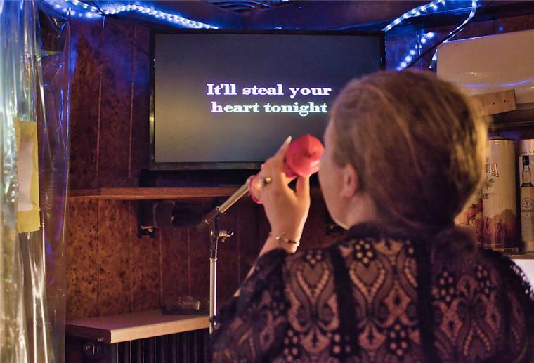 Karaoke-Party in der Stadtbibliothek in Bremerhaven Eine Frau singt Karaoke.