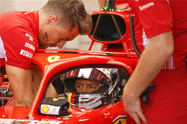Hamilton schockt Vettel und holt Singapur-Pole Das hat sich Sebastian Vettel anders vorgestellt. In Singapur war die Pole Position für den Ferrari-Star fest eingeplant. Doch Lewis Hamilton überrascht wieder einmal alle.