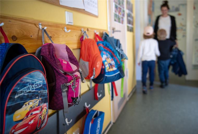 Bremen: Zu viele Kinder warten auf Kitaplatz - Fachkräfte fehlen Kinderrucksäcke hängen im Eingangsbereich in einem Kindergarten
