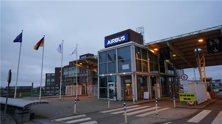Airbus und IG Metall einig bei Leiharbeit und Werkverträgen Das Haupttor des Airbus-Werks in Hamburg-Finkenwerder.