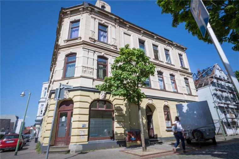 Das Haus an der Wülbernstraße 25 ist jetzt geräumt worden, die Bewohner haben andere Wohnungen gefunden. Die benachbarte Brandruine muss bis Ende der Woche abgerissen werden.