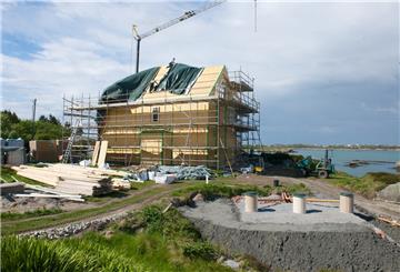 Haus mit Gerüst und Kran 