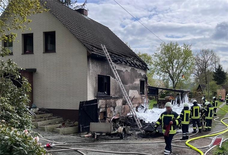 Hymendorf: Feuer in Holzschuppen greift auf Haus über Das Haus eines 83-Jährigen in Hymendorf ist im Moment nicht bewohnbar.
