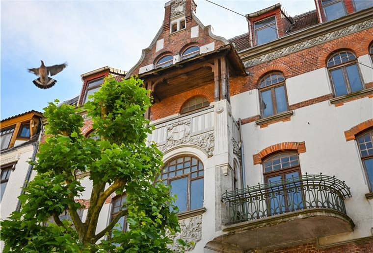 Ruine wird zu neuem Leher Prachtstück Das Haus Hafenstraße 42, erbaut 1903, steht unter Denkmalschutz. Seit Jahren verfällt es, gilt als „Schrottimmobilie“.