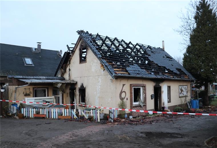 Nach Brand: Lunestedter Familie überwältigt von Hilfe Das Haus in Lunestedt brannte vollständig aus.
