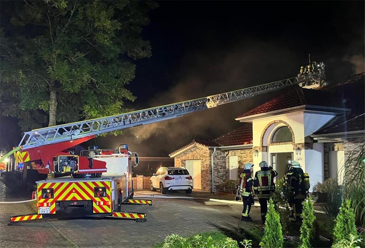 Nach Feuer: Familie kann nicht mehr ins Haus zurück Das Haus ist nach dem Feuer nicht mehr bewohnbar.