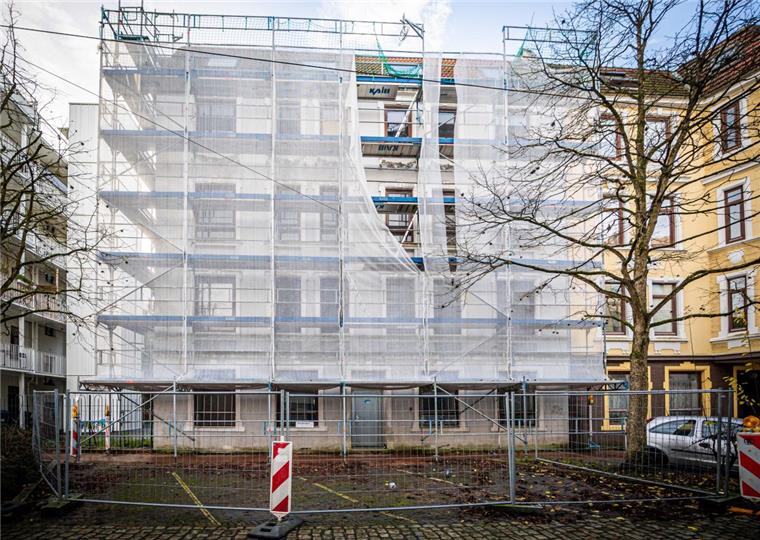Lehe: Hier entsteht ein Starthaus für potenzielle Gründer Das Haus Uhlandstraße 25 ist gerade eingerüstet. Die Stäwog saniert es. Wenn es einmal fertig ist, will sich im Erdgeschoss das Starthaus einmieten.
