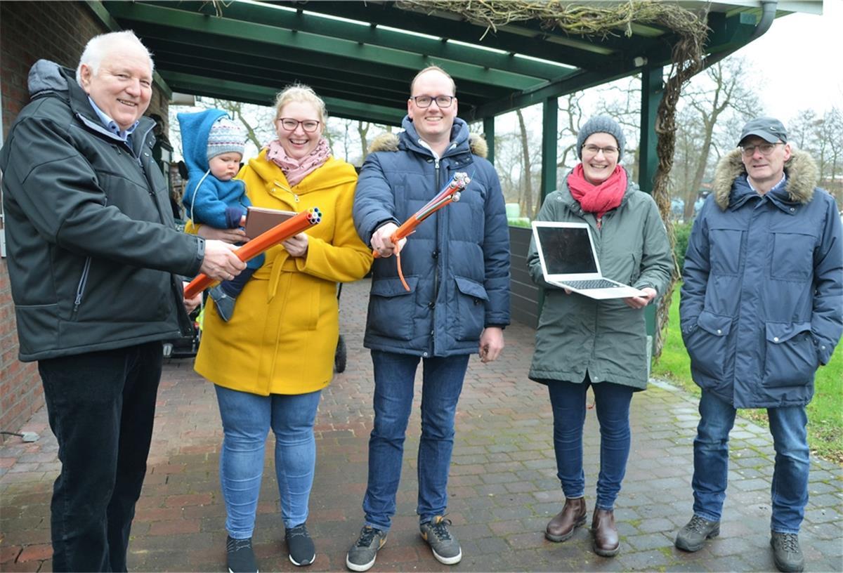 Elmlohe ans Glasfasernetz angeschlossen Das Haus von Katharina und Sönke Mahlstedt (2. und 3. von links) in Elmlohe-Marschkamp ist das erste in der Stadt Geestland, das an die Datenautobahn angeschlossen ist. Mit der Familie freuen sich Projektleiter Wilfried Stindt (links), Ortsbürgermeisterin Bente Bronsema und Heiko Ullrich von der Stadt Geestland.