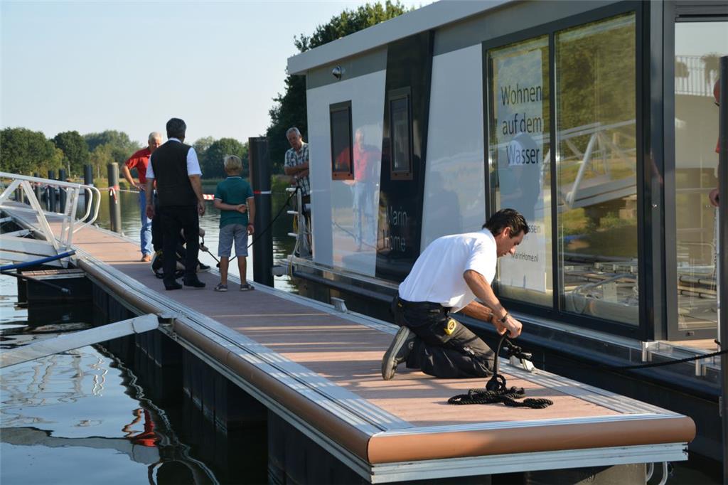 Das Hausboot wird festgemacht.  Foto: Scheiter