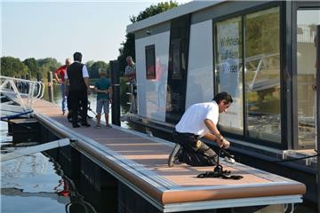Das Hausboot wird festgemacht.  Foto: Scheiter