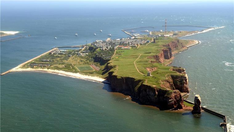 Silberner Ölfilm im Wasser bei Helgoland Das Havariekommando entdeckte am Donnerstagabend einen silbernen Ölfilm südwestlich von Helgoland. (Archivbild)