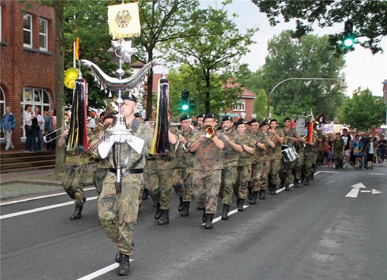 Zeven: Donner und Regenguss am letzten Tag der Vier-Abend-Märsche Das Heeresmusikkorps 6 aus Hannover führt den fröhlichen Zug der Marschierer bei den Vier-Abend-Märschen in Zeven an.