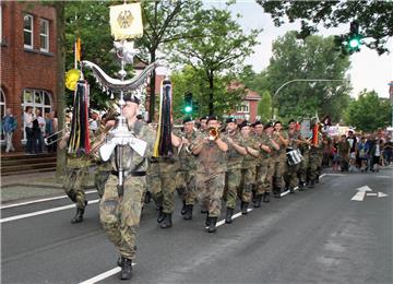 Das Heeresmusikkorps 6 aus Hannover führt den fröhlichen Zug der Marschierer bei den Vier-Abend-Märschen in Zeven an.