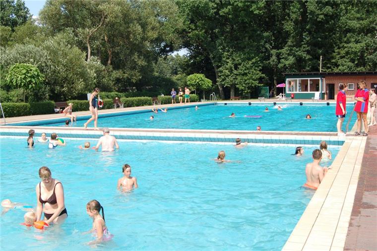 Heeslingen: Freibad ist nicht mehr zu retten Das Heeslinger Freibad - hier ein Archivbild - ist abgängig und muss komplett neu gebaut werden. Die Kosten sind noch nicht bekannt.