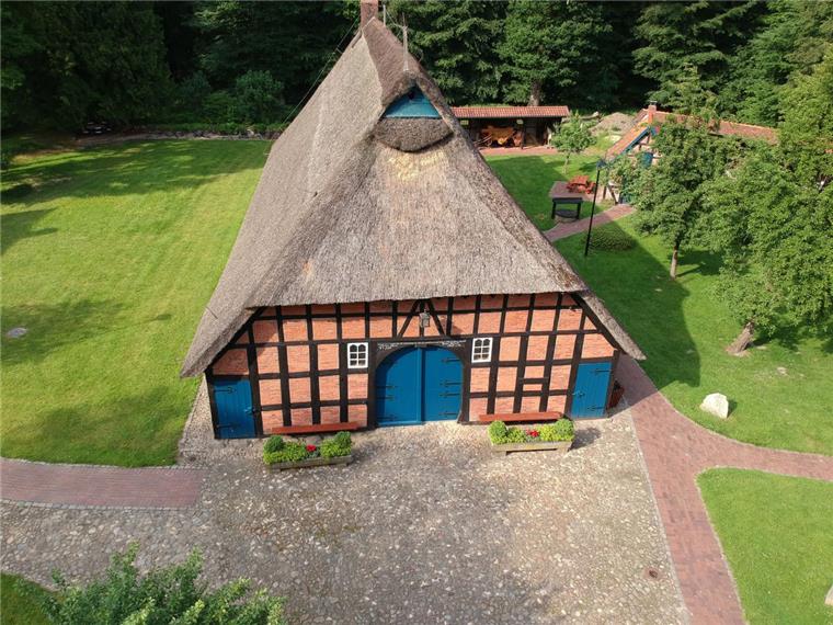 Voll abgehoben: Beverstedt von oben gesehen Das Heimathaus Wachholz aus der Luft gesehen: Hier finden zahlreiche Veranstaltungen statt.