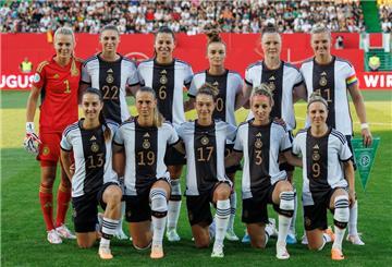 Deutsche Nationalspielerinnen im Heim-Trikot