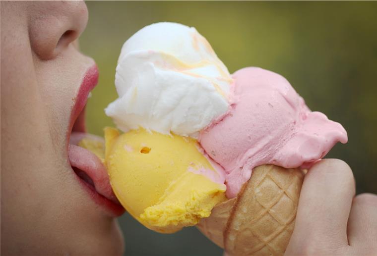 Rasches Lecken am Eis erlaubt, wenn... Das Heruntertropfen des Eises darf durch rasches Lecken verhindert werden.