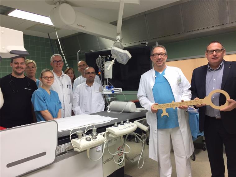 Brake: Neues Herzkatheterlabor geht in Betrieb Das Herzkatheterlabor ist fertig. Ingo Penner (rechts) übergab offiziell den Schlüssel an Dr. Andreas Reents und sein Team.