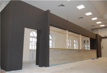 Das Herzstück der Markthalle: der neue Tresen in moderner Optik. Die Kühlelemente werden erst im Juni geliefert.