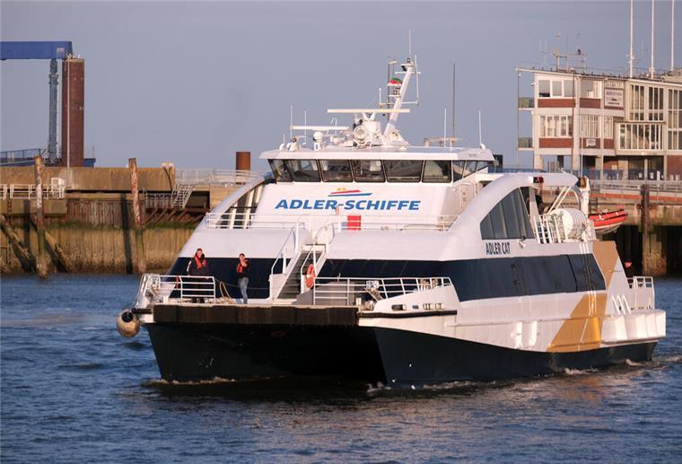 Sylt - Nur einen Katzensprung weit entfernt Das Highspeed Craft Schiff „HSC Adler Cat“ startet vom Anleger „Alte Liebe“ in Cuxhaven