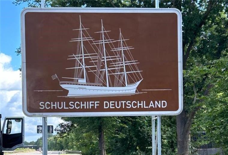 „Schulschiff Deutschland“- Schild steht endlich an Autobahn Hinweisschild auf "Schulschiff Deutschland"