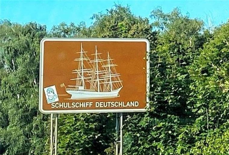 Bremerhaven: Wenn das braune Autobahnschild spricht Touristisches Hinweisschild Schulschiff Deutschland