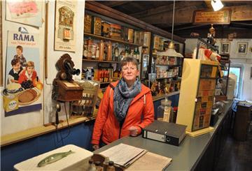 Das Historische Kaufhaus an der Butjadinger Straße 101 in Abbehausen lädt zur Besichtigung auch seines musealen Bereichs ein. Unser Bild zeigt Susanne Schiller, Betreiberin des Ladens im Historischen Kaufhaus.