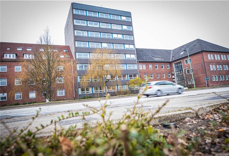Das Hochhaus-Gebäude der Bremerhavener Stadtverwaltung muss saniert werden. Foto: Hartmann