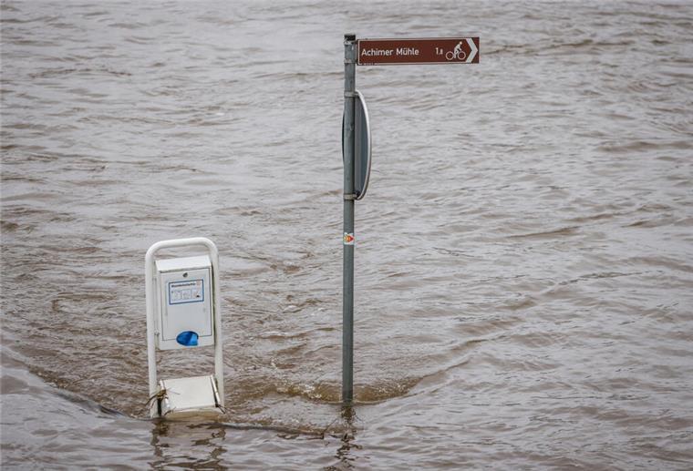 Das Hochwasser von oben: So schlimm ist die Lage im Norden (Bilder) Das Hochwasser der Weser umströmt einen Wegweiser in Achim.
