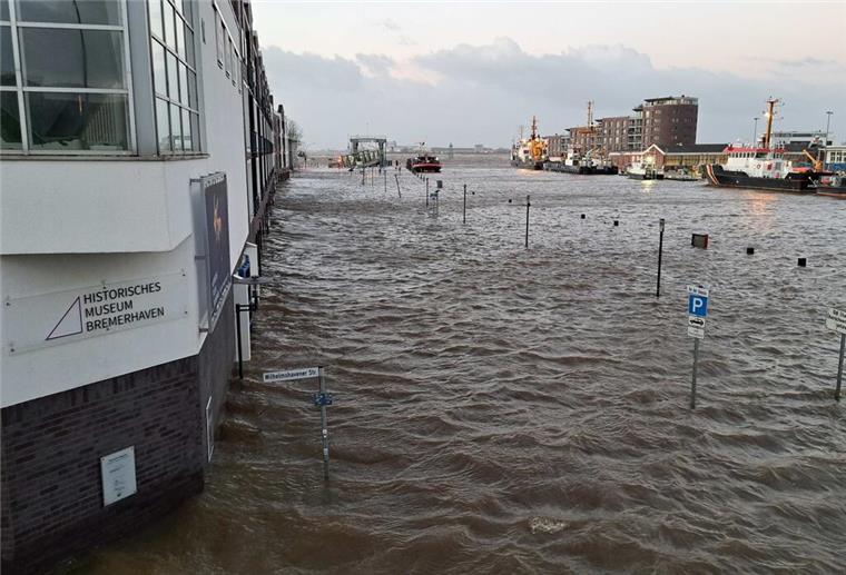 Schwere Sturmflut trifft auf Bremerhaven - So sieht es in Stadt und Land aus Das Hochwasser ist in Bremerhaven und vielerorts über die Ufer getreten.